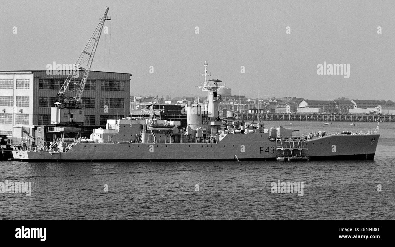 AJAXNTPHOTO. MAY, 1982. PORTSMOUTH; ENGLAND. - WHITBY CLASS FRIGATE - THE FIRST OF ROYAL NAVY'S TYPE 12 WHITBY CLASS AND LONGEST SERVING FRIGATE HMS TORQUAY GETTING A HULL REPAINT WHILE ALONGSIDE AT THE NAVAL BASE. SHIP HAD V TYPE HULL DESIGN FOR IMPROVED HEAVY WEATHER PERFORMANCE. PHOTO:JONATHAN EASTLAND/AJAX REF:3038 Stock Photo