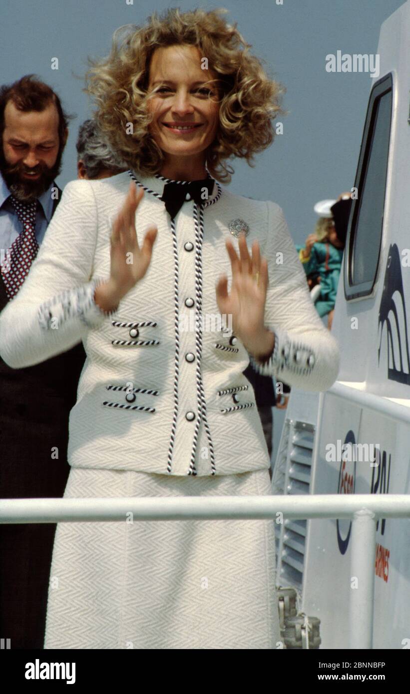 AJAXNETPHOTO. 1985. HAMBLE POINT, ENGLAND. - SMILING PRINCESS - H.R.H PRINCESS MICHAEL OF KENT (FULL NAME; MARIE CHRISTINE ANNA AGNES HEDWIG IDA VON REIBNITZ) CONFRONTING PHOTOGRAPHER ABOARD RICHARD BRANSON'S VIRGIN ATLANTIC CHALLENGER POWERBOAT WHICH THE PRINCESS INSPECTED WITH HER HUSBAND PRINCE MICHAEL OF KENT (LEFT) AFTER SHE HAD NAMED THE VESSEL. PHOTO:JONATHAN EASTLAND/AJAX REF:980438 3 2 Stock Photo