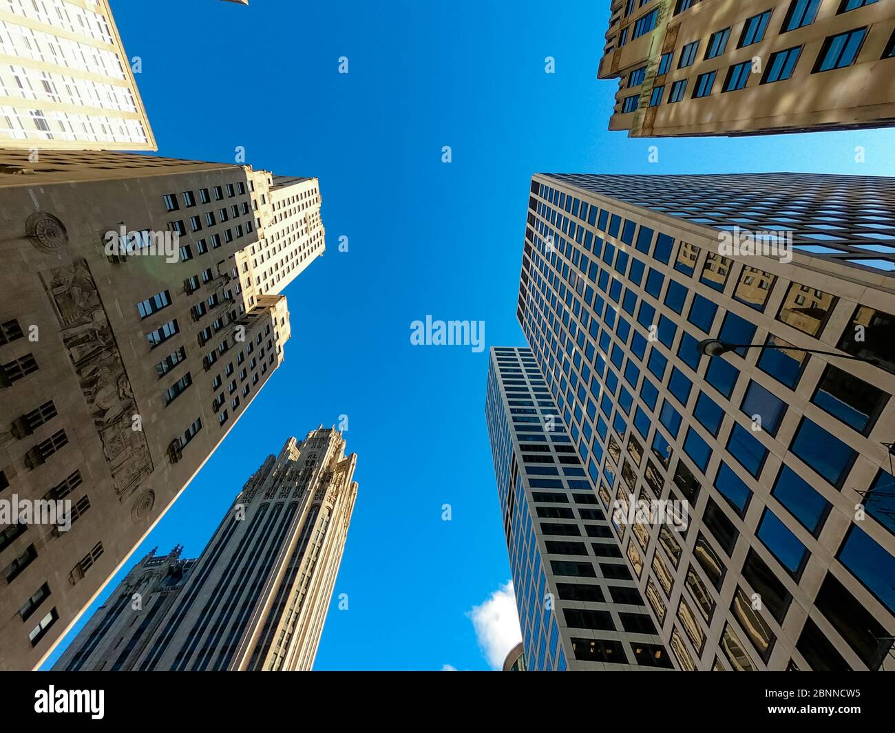 Upward view of chicago skyscraper busnesses and tall office buildings ...