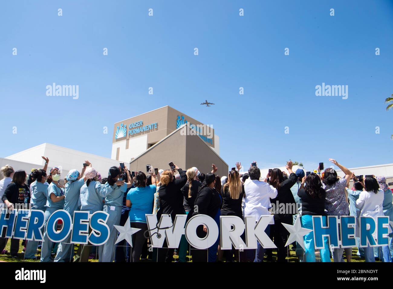 Moreno Valley, United States. 14th May, 2020. First responders and medical personnel wave and cheer as an U.S. Air Force KC-135 Stratotanker flies over the crowd at the Kaiser Permanente medical center, during the America Strong flyover May 14, 2020 in Moreno Valley, California. America Strong is a salute from the Navy and Air Force to recognize healthcare workers, first responders, and other essential personnel in a show of national solidarity during the COVID-19 pandemic. Credit: Keith James/U.S. Navy/Alamy Live News Stock Photo