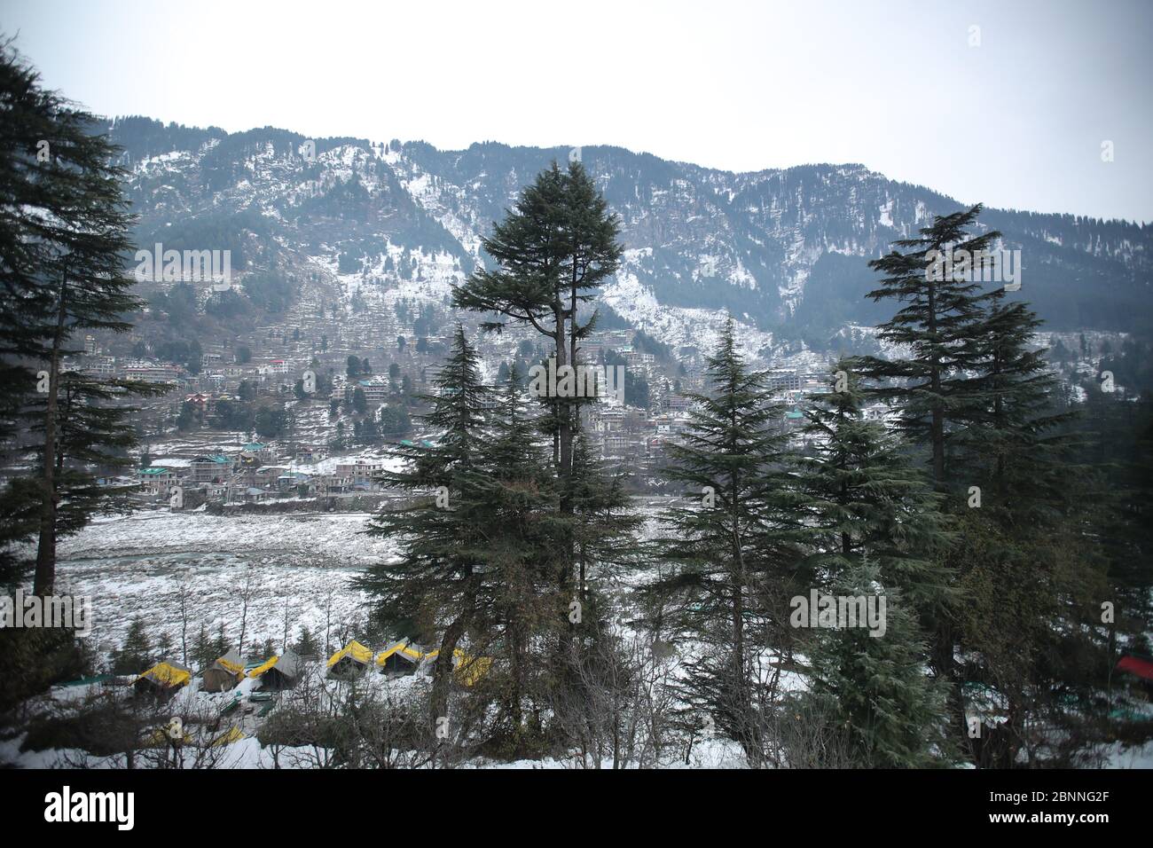 White covered mountains hi-res stock photography and images - Alamy