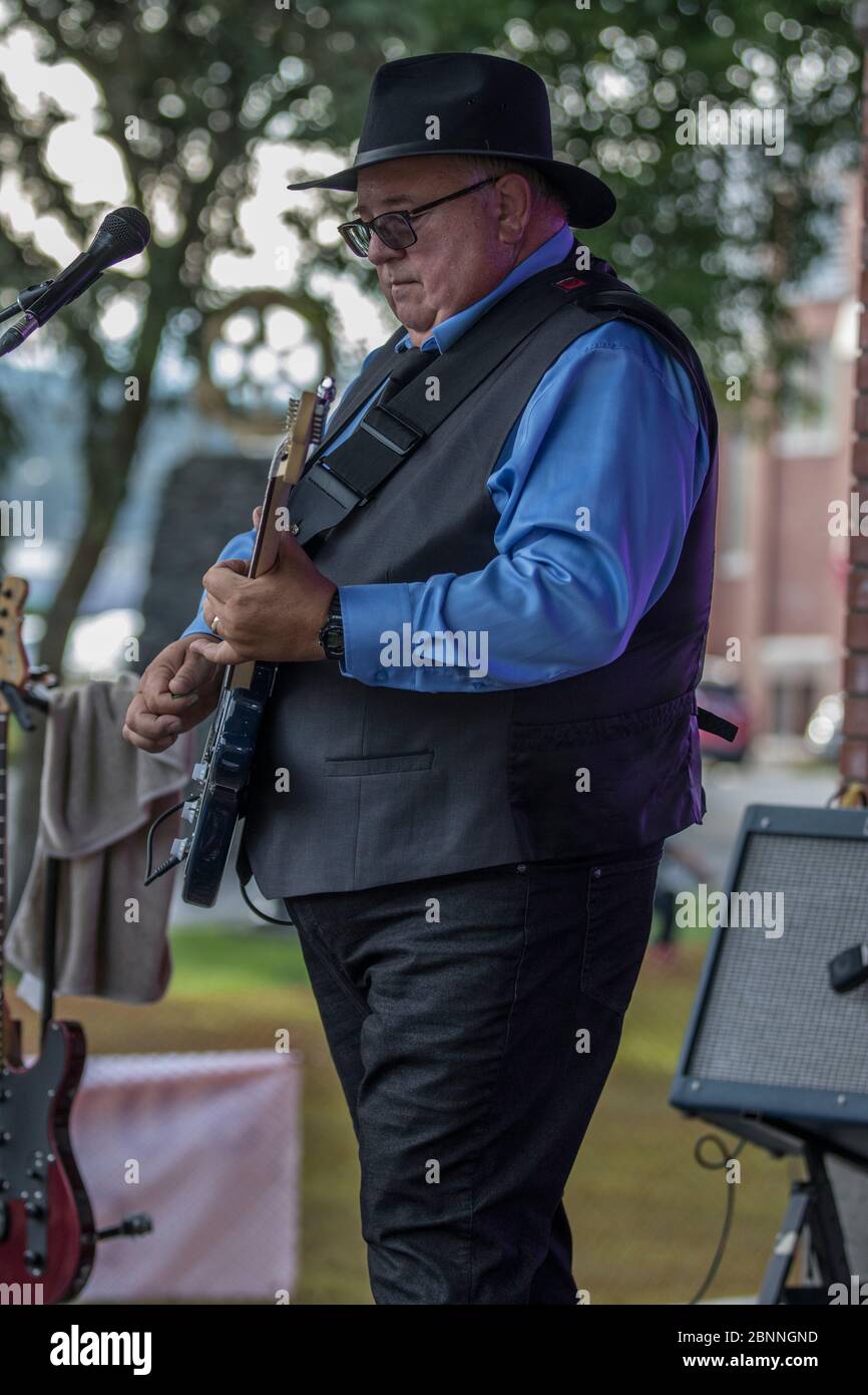 Guitarist wearing sunglasses hi-res stock photography and images - Alamy