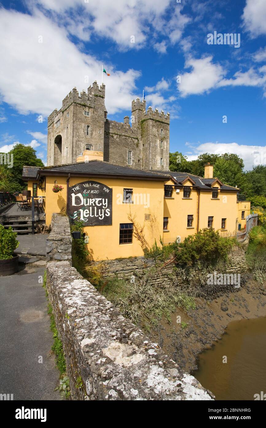 Durty Nelly's Pub & Bunratty Castle, County Clare, Ireland Stock Photo