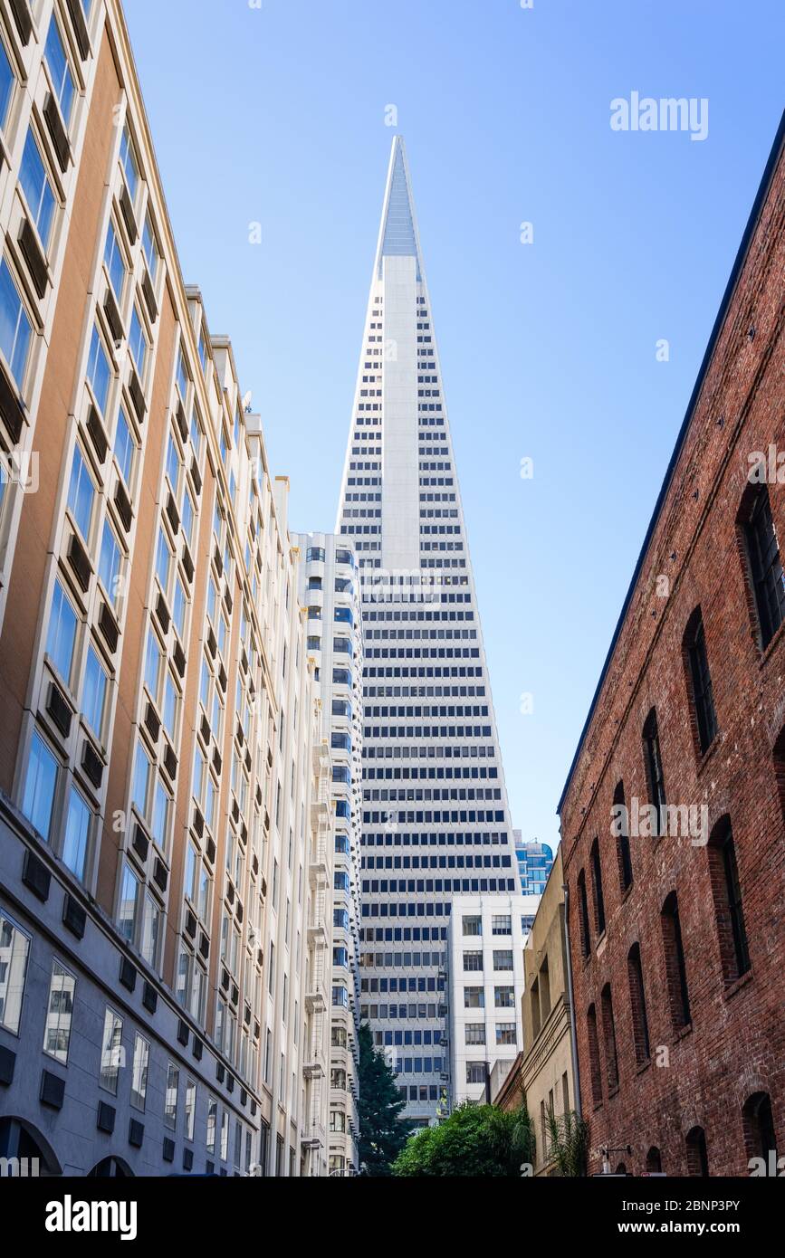 Nov 17, 2019 San Francisco / CA / USA - Transamerica Pyramid rising at the end of a narrow street with old fashioned office buildings in the Financial Stock Photo