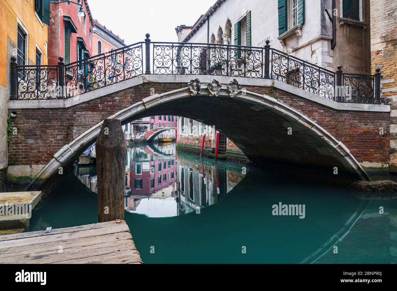 Bridge canal hi-res stock photography and images - Alamy