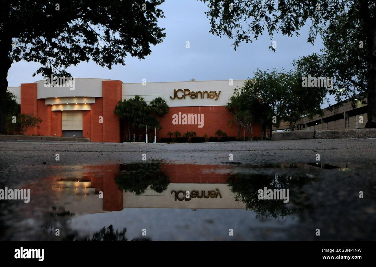 Orlando, United States. 16th May, 2020. A JC Penney store that was temporarily closed due to the COVID-19 pandemic is seen on the day the company filed for bankruptcy protection and announced it would be closing some of its 800 stores amid the coronavirus crisis and ongoing debt problems. Credit: SOPA Images Limited/Alamy Live News Stock Photo