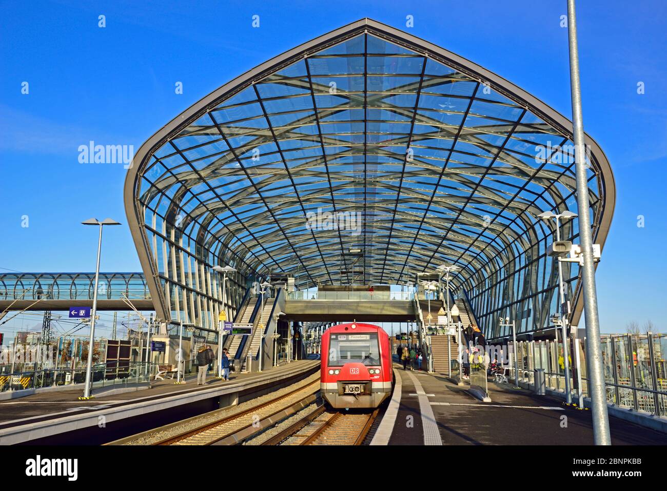 Europe, Germany, Hamburg, S-Bahn, Elbbrücken station, new building, platform and S3, left crossing to U4 Stock Photo