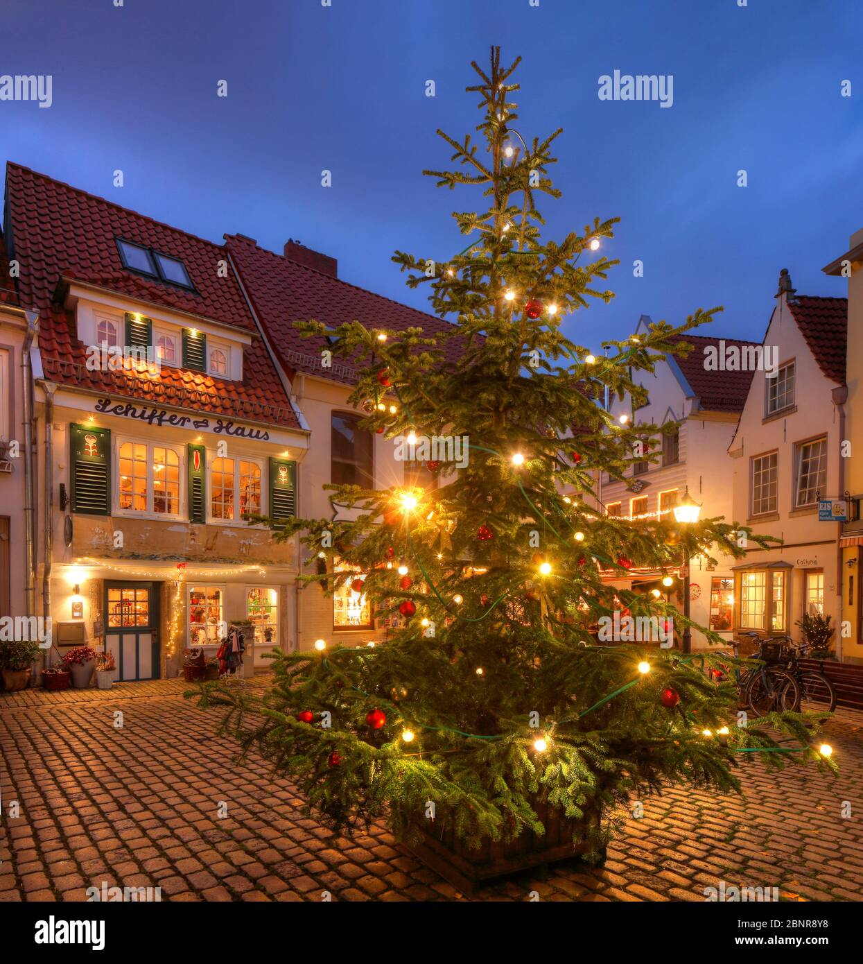 Schiffer house with Christmas lights on Stavendamm with Christmas tree