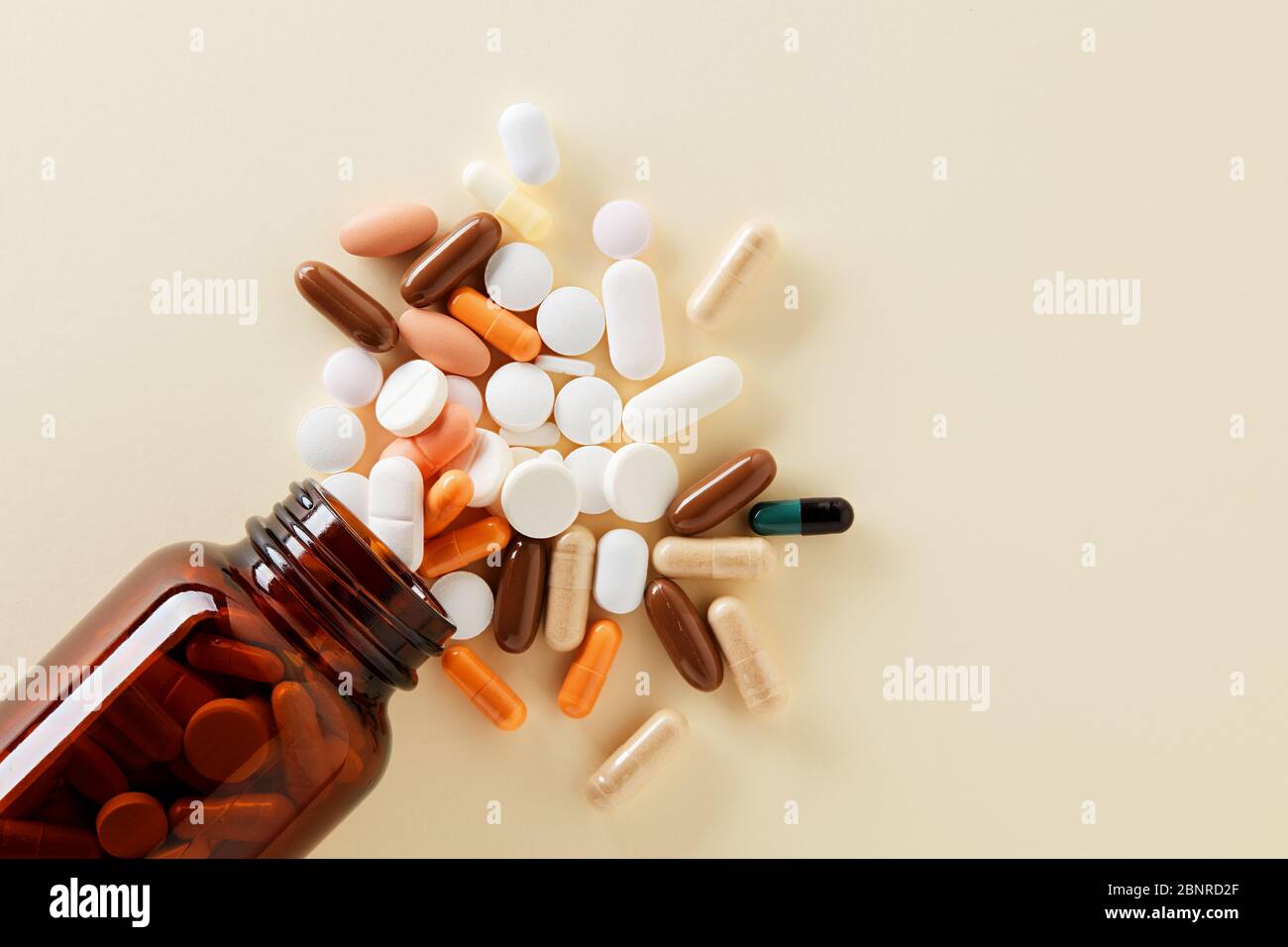 Download Yellow Pill Bottle High Resolution Stock Photography And Images Alamy Yellowimages Mockups