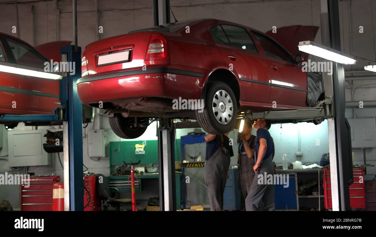Car lift shop broke hi-res stock photography and images - Alamy