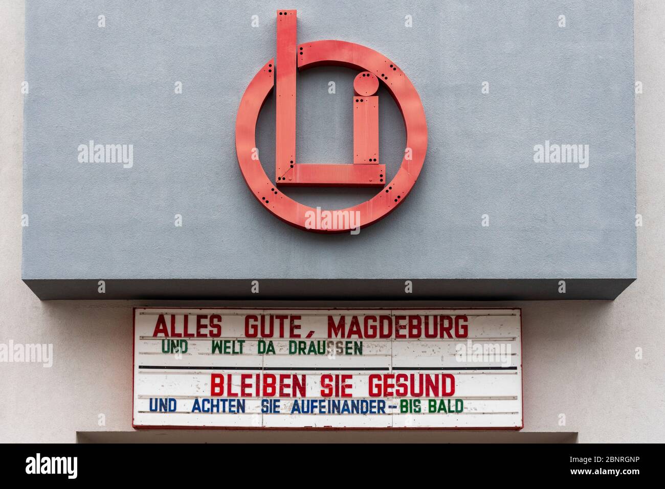 Germany, Saxony-Anhalt, Magdeburg: Due to the corona pandemic, the traditional “Oli-Lichtspiele” cinema in Magdeburg is closing. On the scoreboard is the lettering: Stay healthy and take care of each other - see you soon. ' Stock Photo