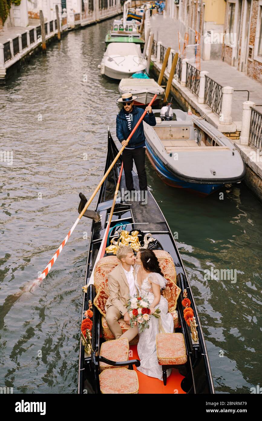 Married couple gondola venice hi-res stock photography and images - Alamy