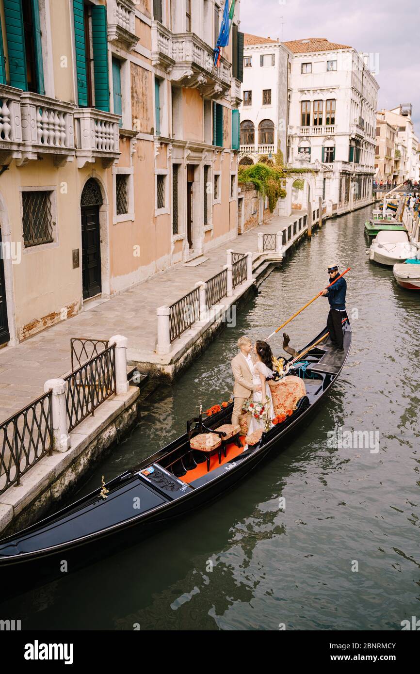 Married couple gondola venice hi-res stock photography and images - Alamy