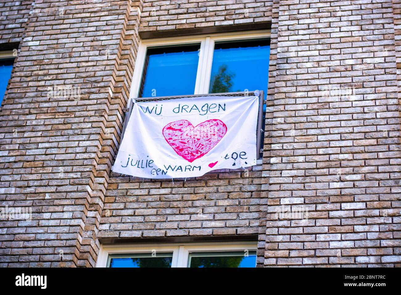 Banner hanging for a window to support health care workers in their battle against the coronavirus/Covid-19. Handmade appreciation sign with heart Stock Photo