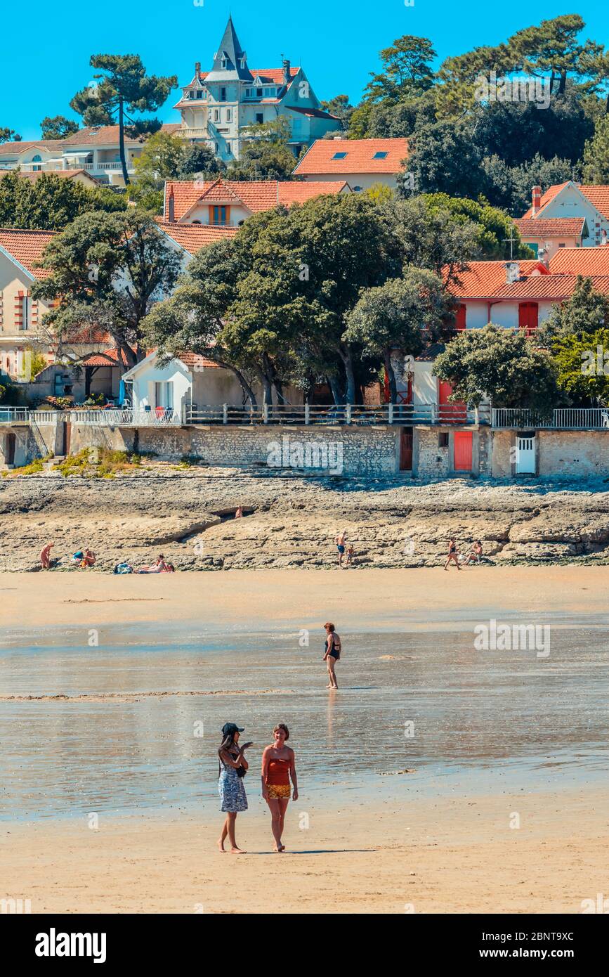 Saint-Palais-sur-Mer, France: Two women walk and talk on the Plage du Bureau  (Conche de Saint Palais) in the town centre, in August Stock Photo - Alamy