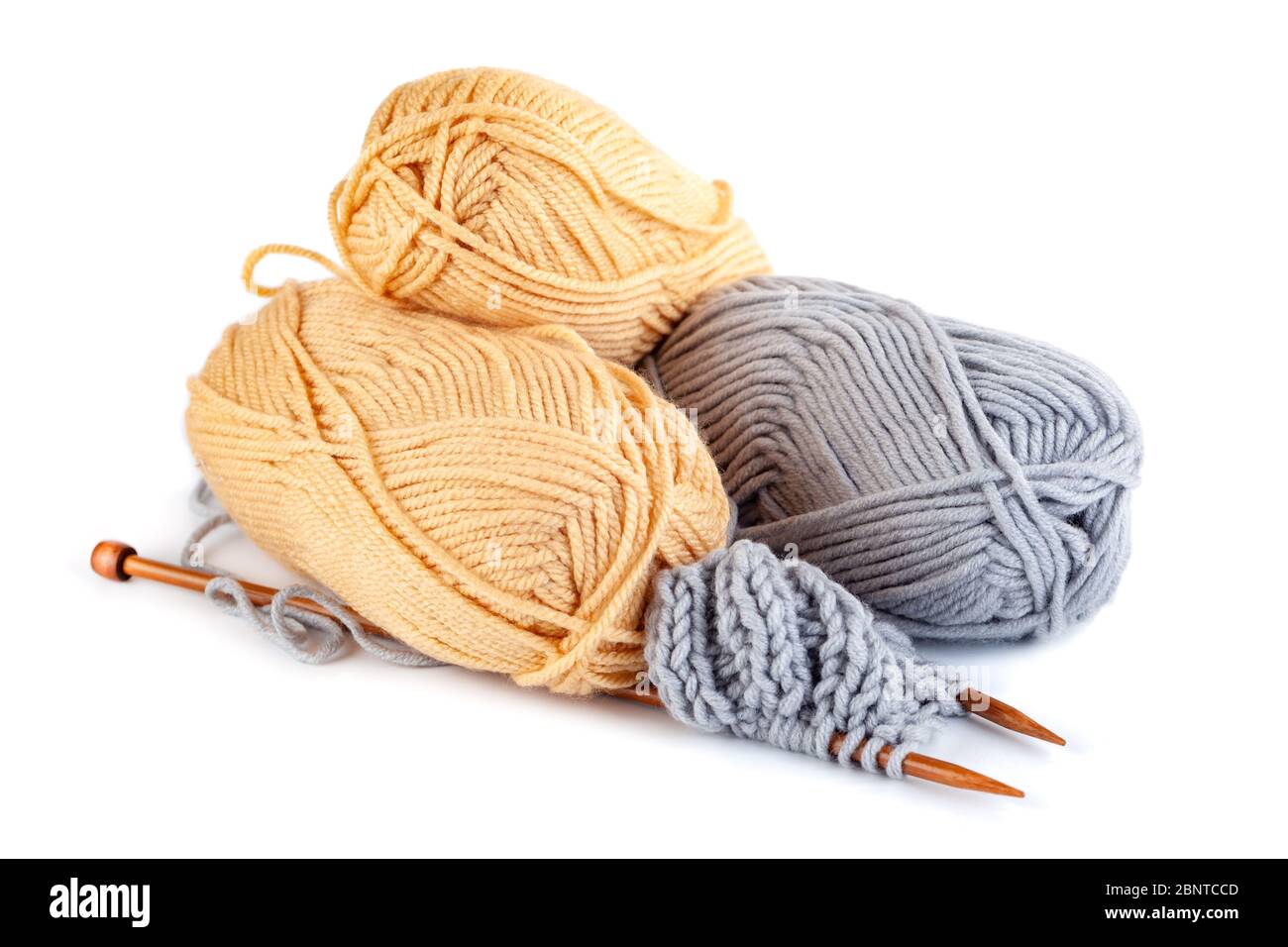 knitting needles and grey and yellow woolen threads isolated on white ...