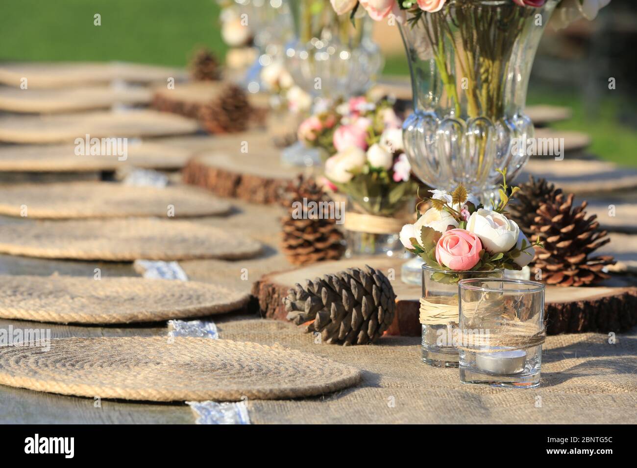Creative Rustic Table Settings Rustic wedding table setting hi-res stock photography and images - Alamy