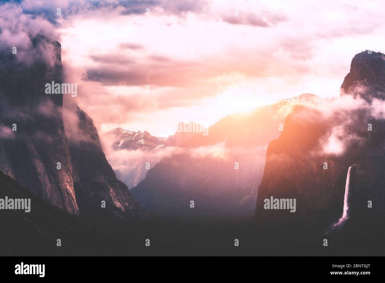 Yosemite valley tunnel view hi-res stock photography and images - Alamy