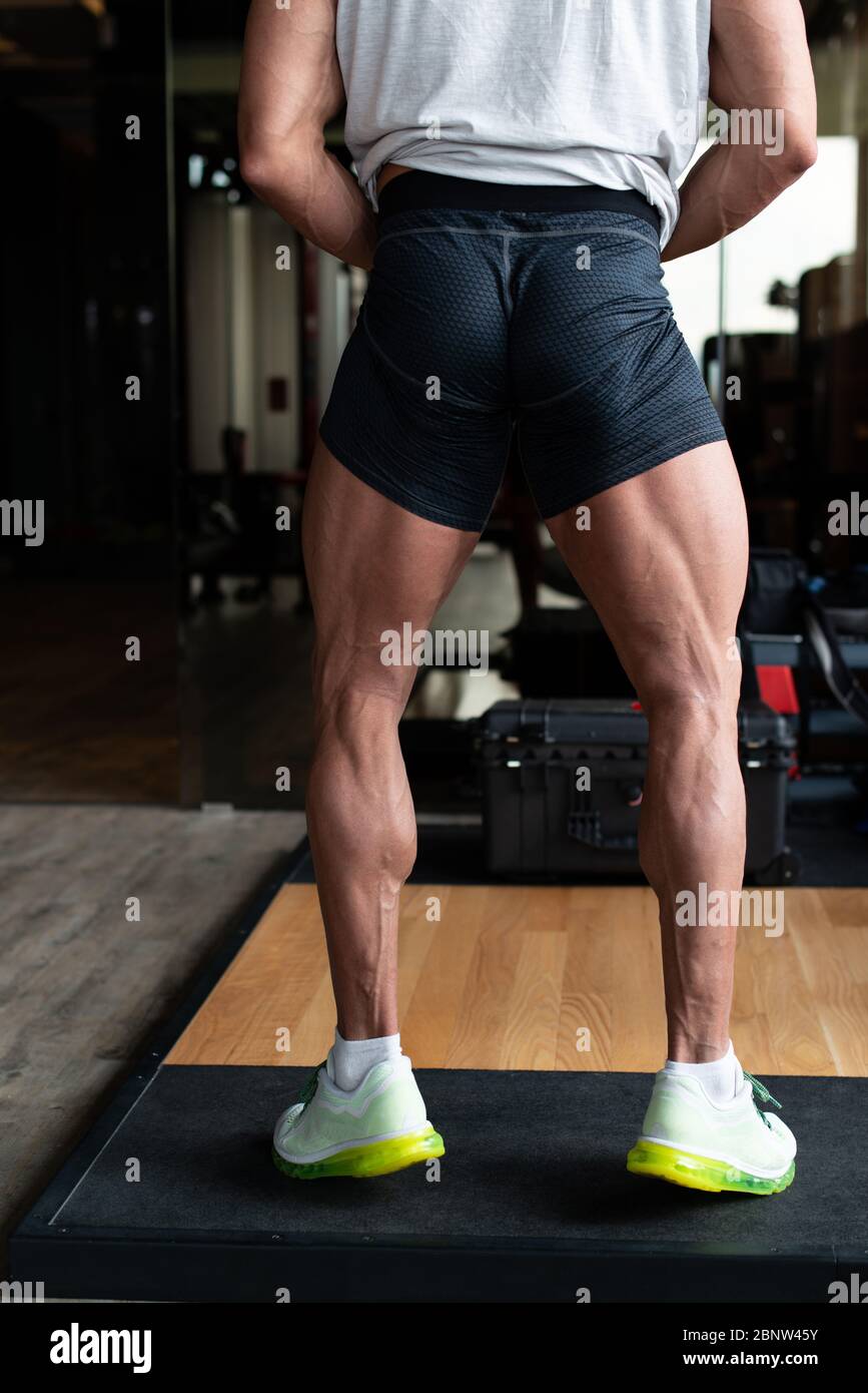 Premium Photo  Caucasian power athletic man training pumping up leg  quadriceps muscles. strong bodybuilder with six pack, perfect abs, triceps,  chest, shoulders in gym. fitness and bodybuilding concept