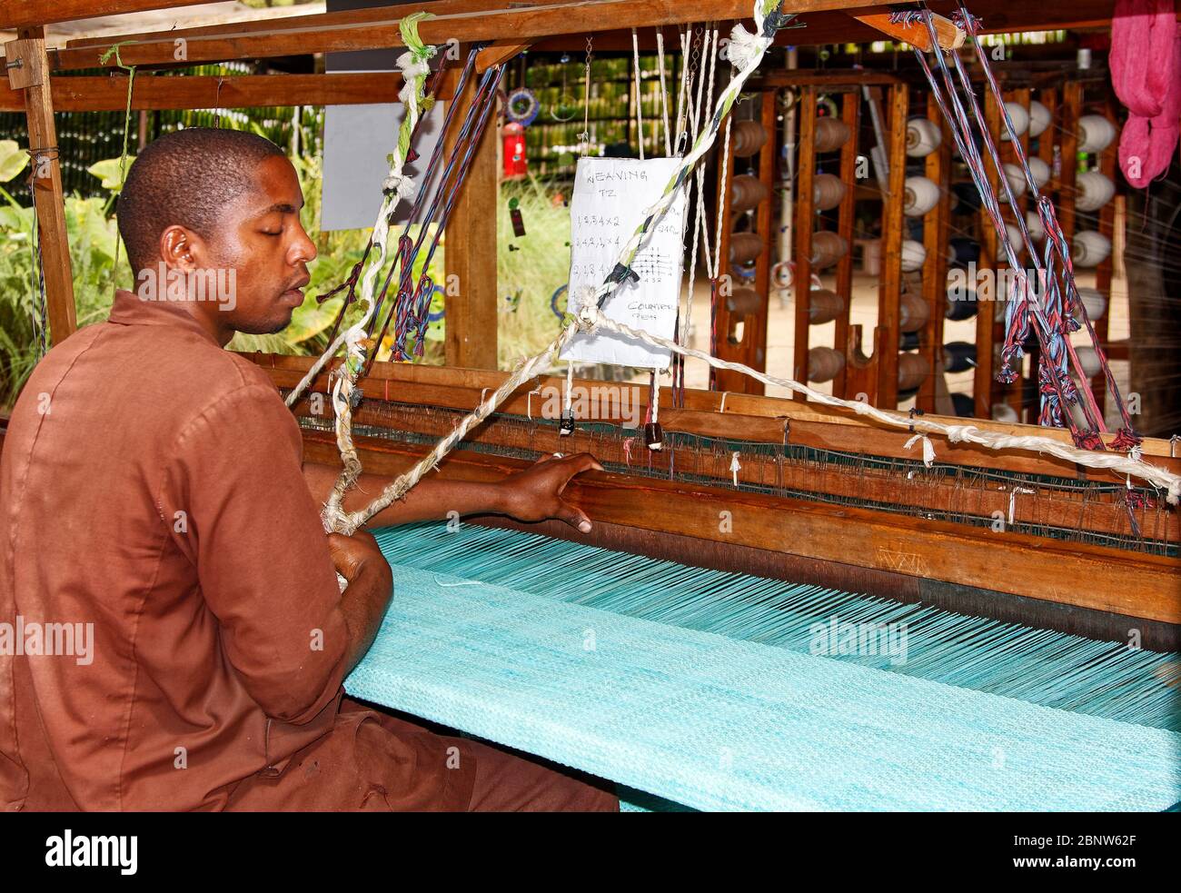 Man weaving loom hires stock photography and images Alamy