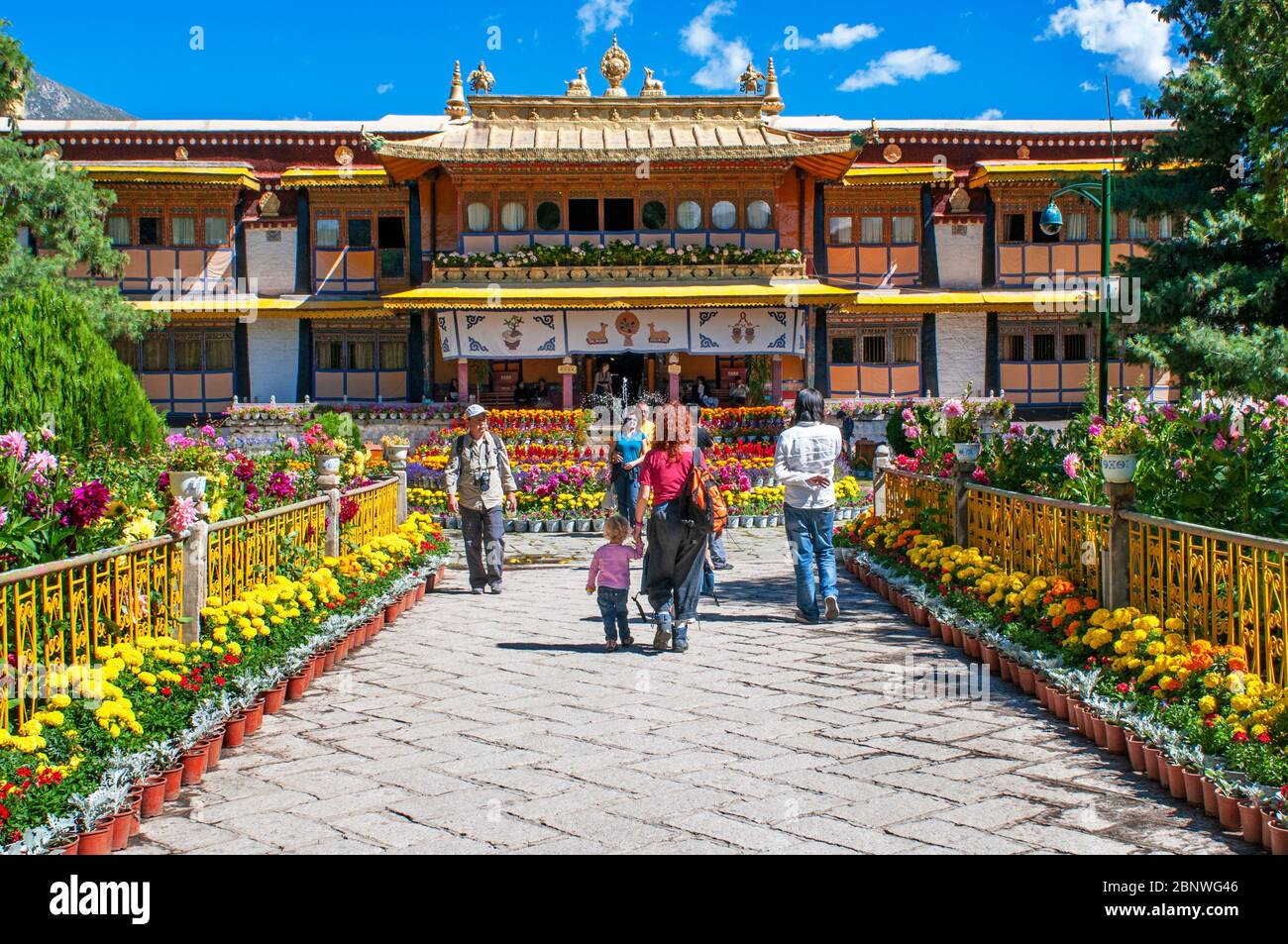 Norbulingka Palace or summer palace, Lhasa, Tibet Xizang, China. The palace  served as the traditional summer residence of the successive Dalai Lamas f  Stock Photo - Alamy