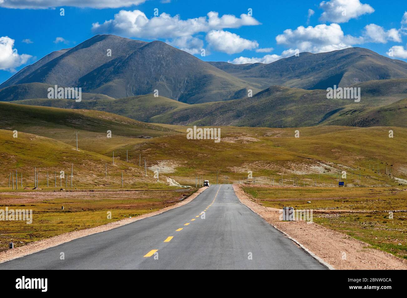 Tibetan plateau scenery en route from Shegar to Tingri, Tibet, China. China highway 109 road. Stock Photo
