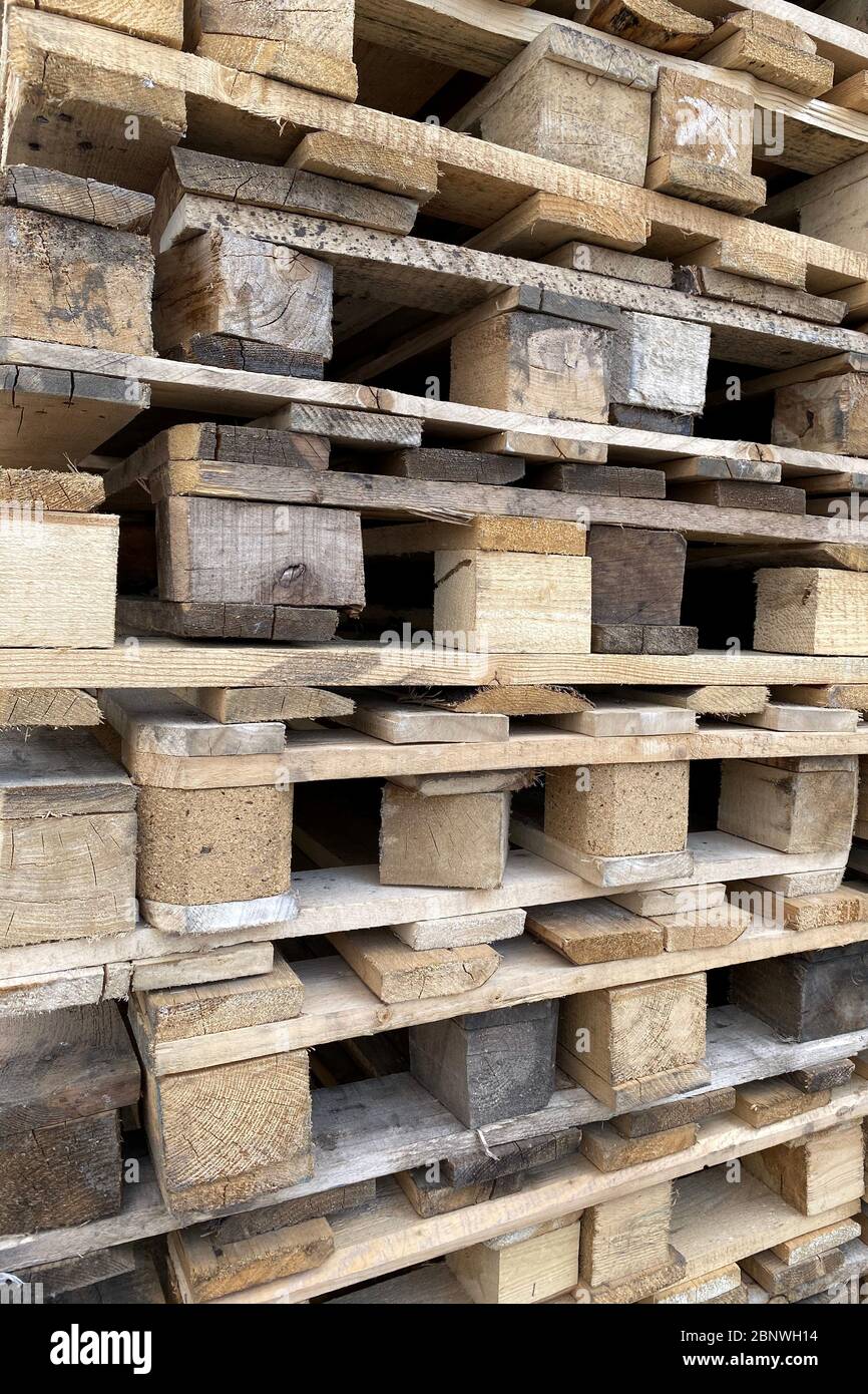 A range of used wooden pallets. Inventory for shipment in the warehouse ...