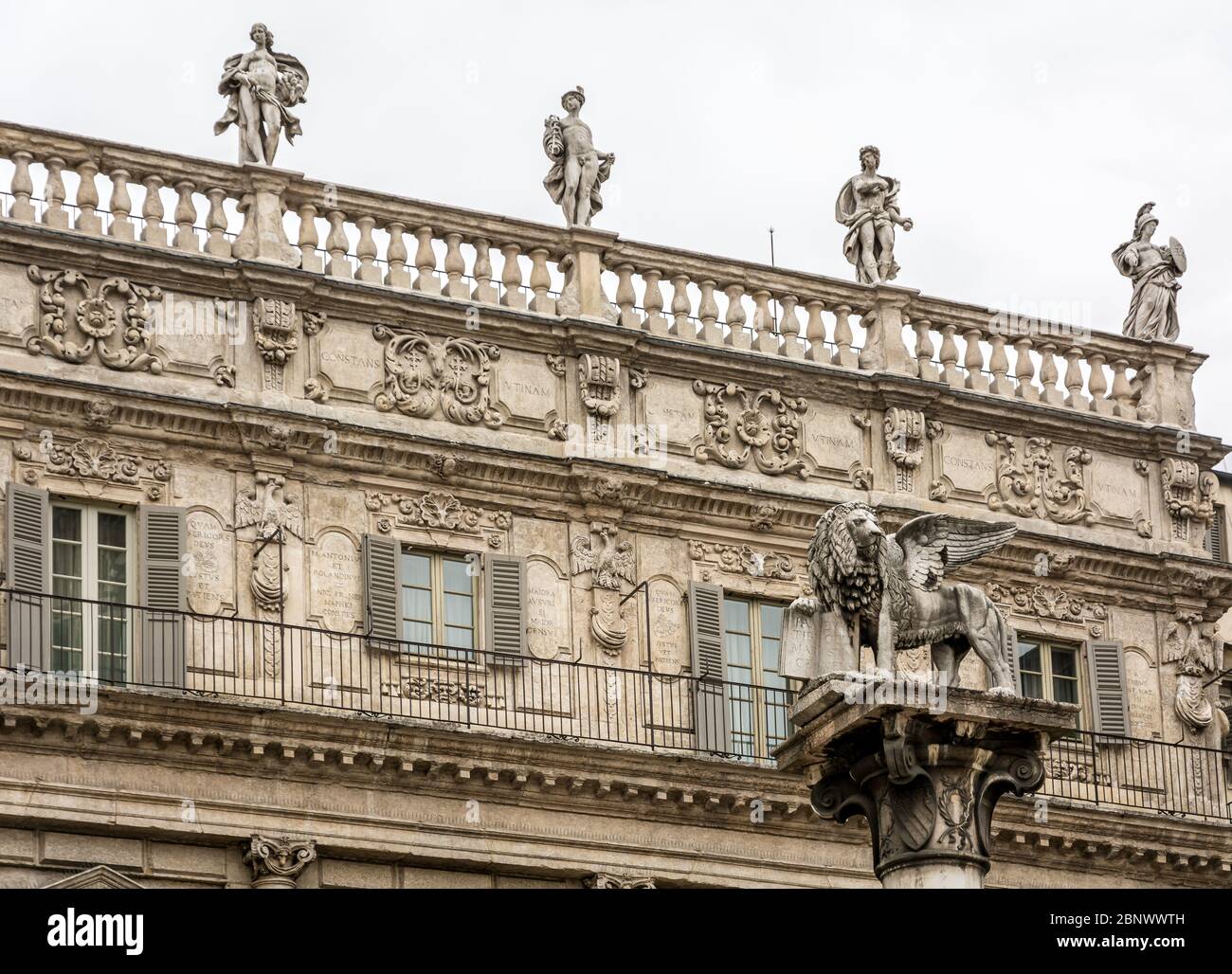 特別額装品/Palazzi Di Verona（ヴェローナ） San zeno verona portal hi-res stock photography and images