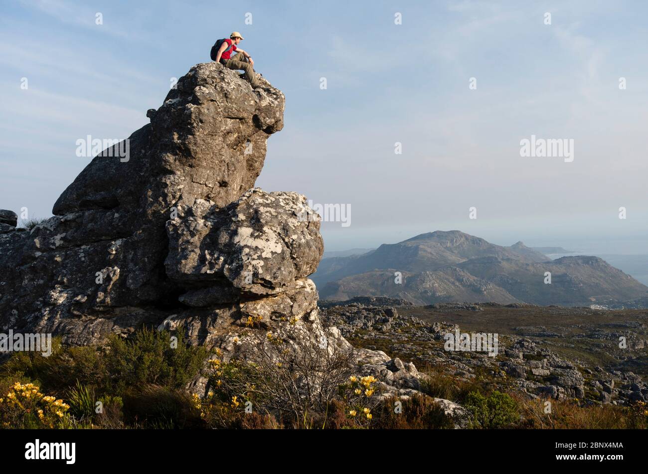 The Smuts Track with views of Hout Bay, the summit of Table Mountain, Cape Town Stock Photo