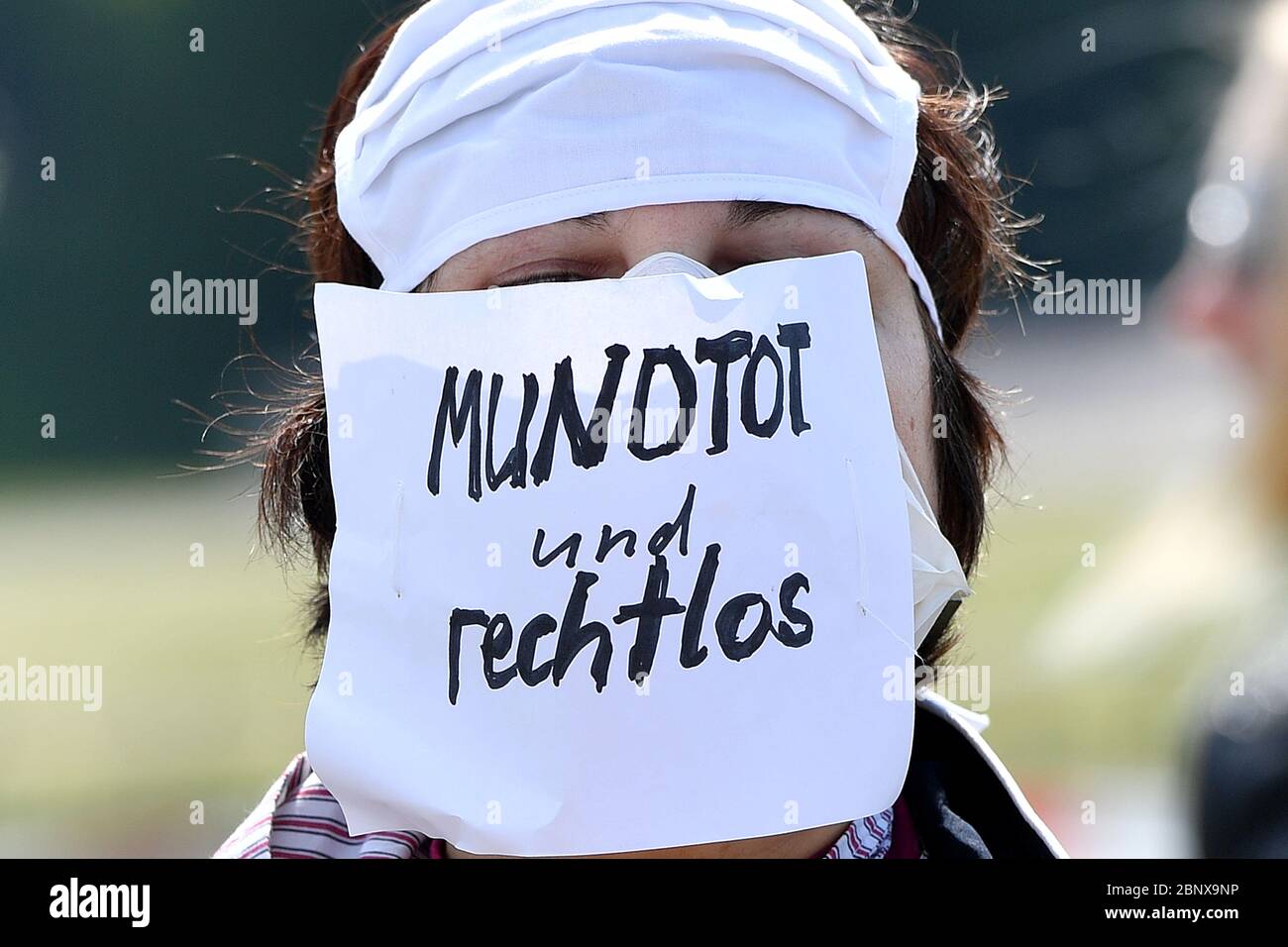 Munich, Deutschland. 16th May, 2020. Demonstration versus corona restrictions on Theresienwiese in Munich on May 16, 2020. Demonstrators, Demo.Demonstrantin with mask, mouthguard with the words MUNDTOT UND RECHTLOS, | usage worldwide Credit: dpa/Alamy Live News Stock Photo