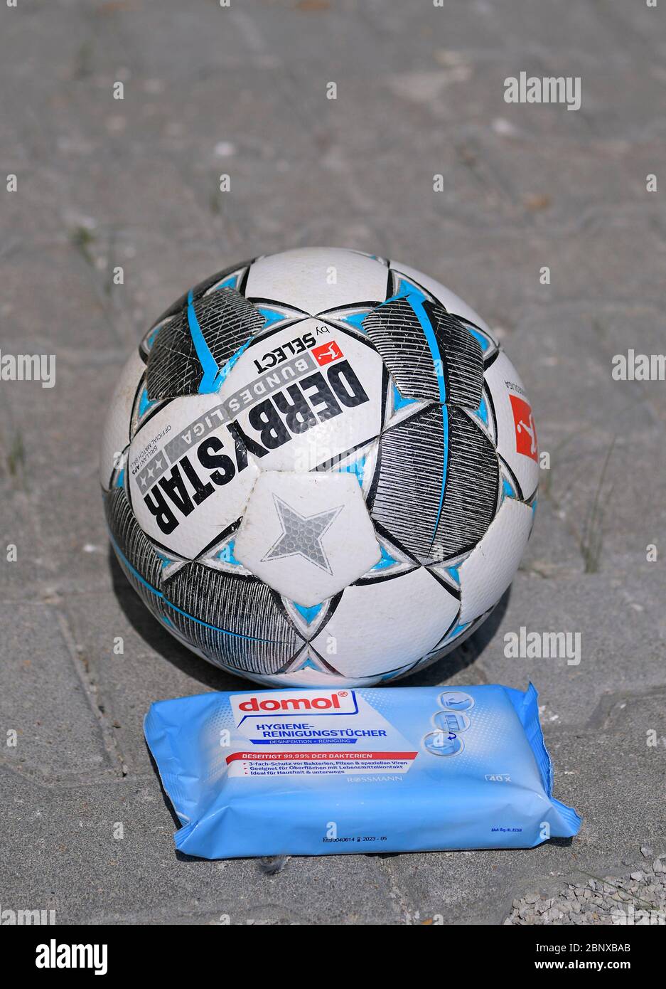 Augsburg, 16th May 2020, , Fussball 1. Bundesliga 2019/2020, 26. Spieltag, FC Augsburg - VfL Wolfsburg, in der WWK-Arena Augsburg, Spielball und Desinfektionstüchern © Peter Schatz/ Pool / Alamy Live News  via B.Feil/MiS Only for editorial use! DFL regulations prohibit any use of photographs as image sequences and/or quasi-video. Stock Photo