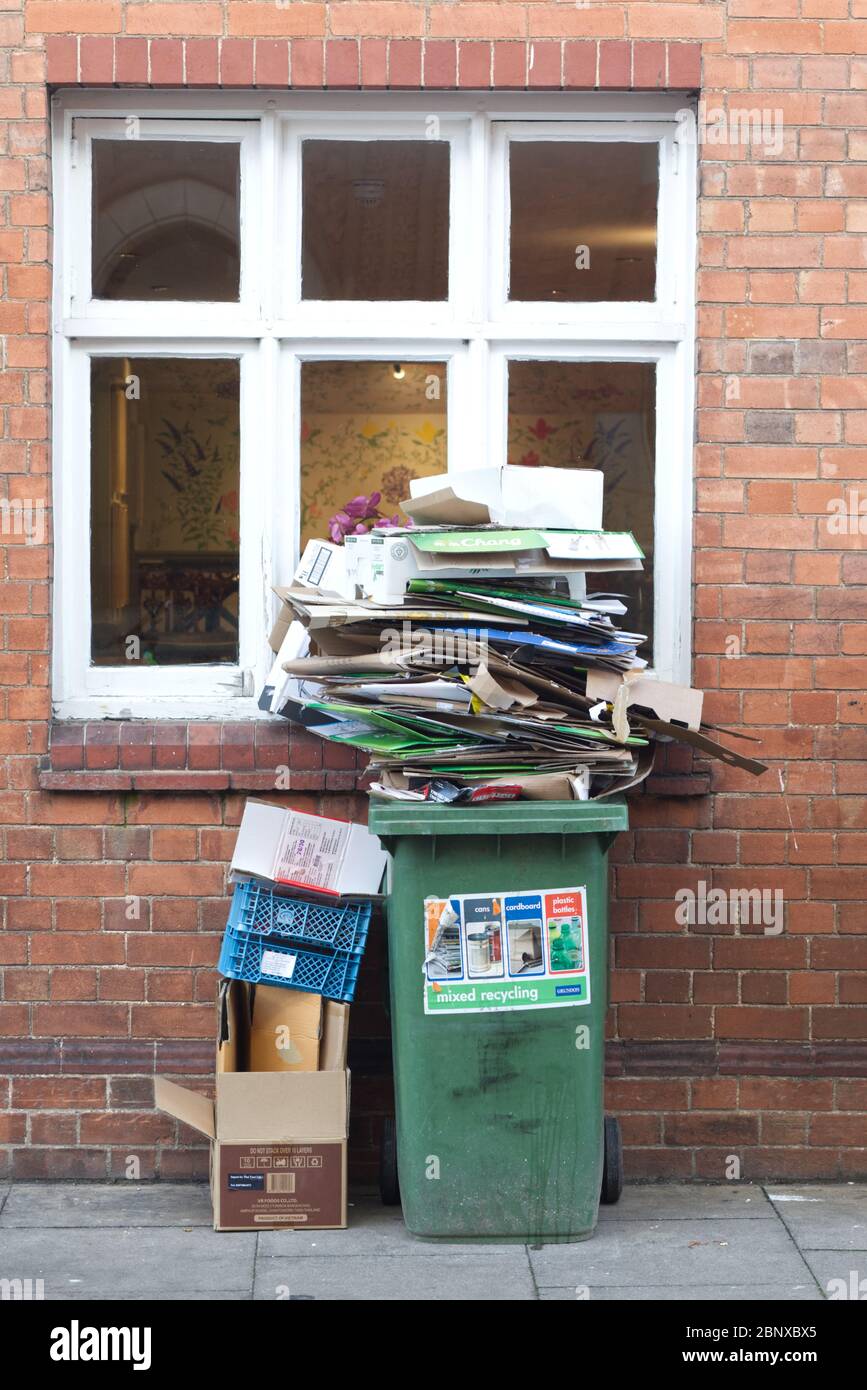 Kerbside recycling bins hires stock photography and images Alamy
