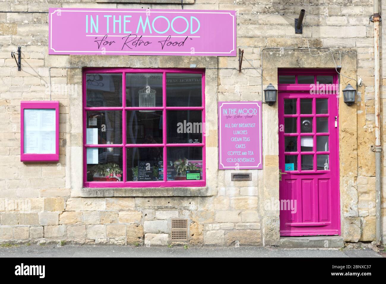 in the mood for retro food, cafe closed due to Covid 19, Stow on the wold Stock Photo