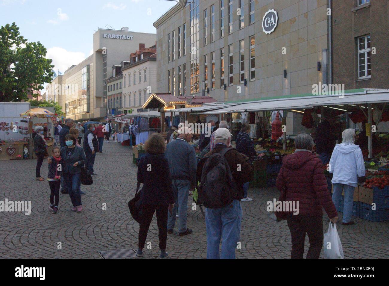 Marktgeschehen am Rathaus Spandau in Berlin - People shopping in Germany Stock Photo