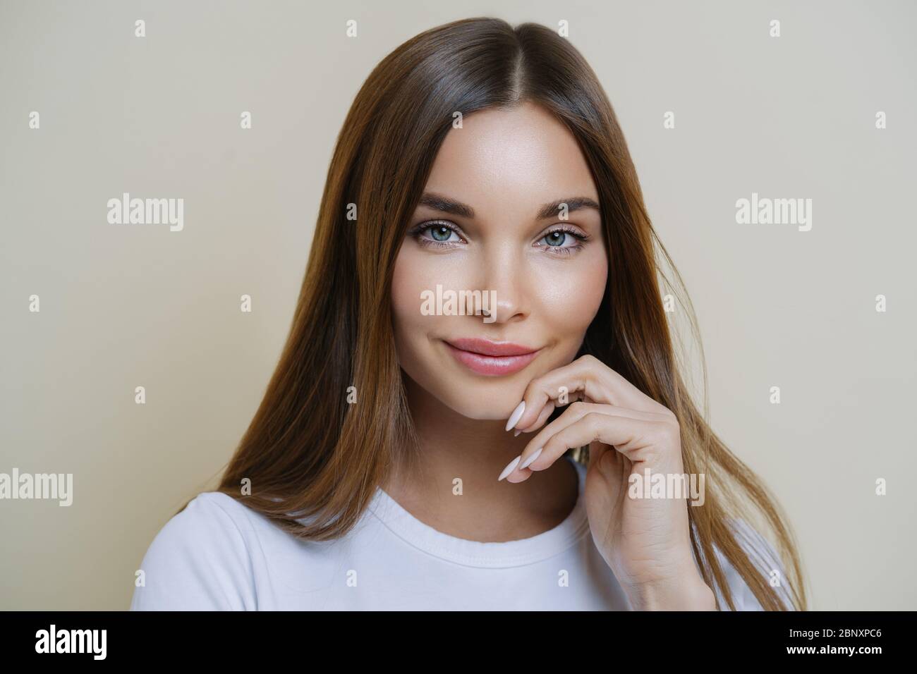 European With Dark Brown Hair And Eyes High Resolution Stock Photography And Images Alamy