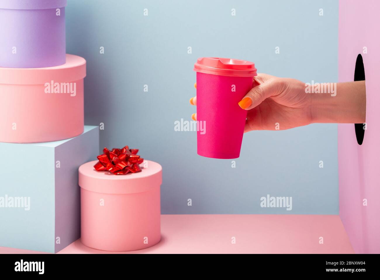 Paper cube hand hi-res stock photography and images - Alamy