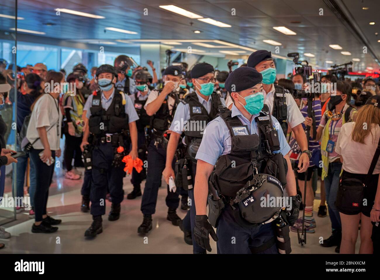 concert Vouwen Sleutel Riot police officers wearing protective masks enter a mall with protest  demonstrators during the protests.Anti-government protesters gathered in a  mall at the New Town Plaza after heeding to online calls to gather