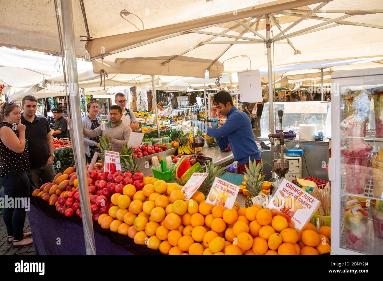Rome city centre markets and smallholder selling fresh fruit and fruit juices,Rome,Italy Stock Photo