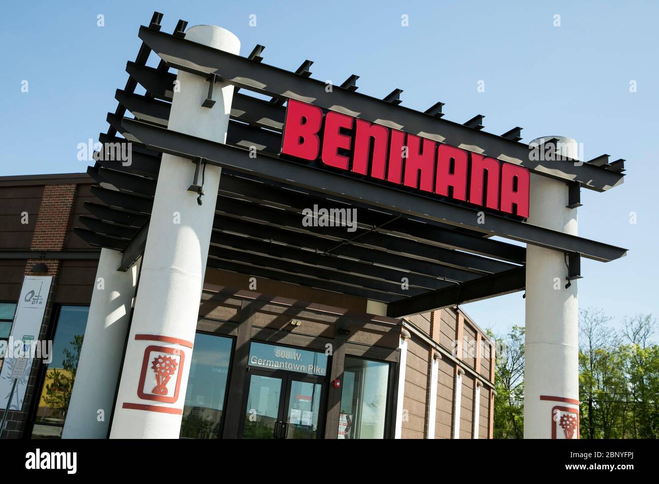 A logo sign outside of a Benihana restaurant location in Plymouth