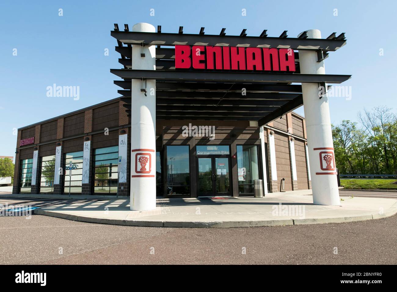 A logo sign outside of a Benihana restaurant location in Plymouth
