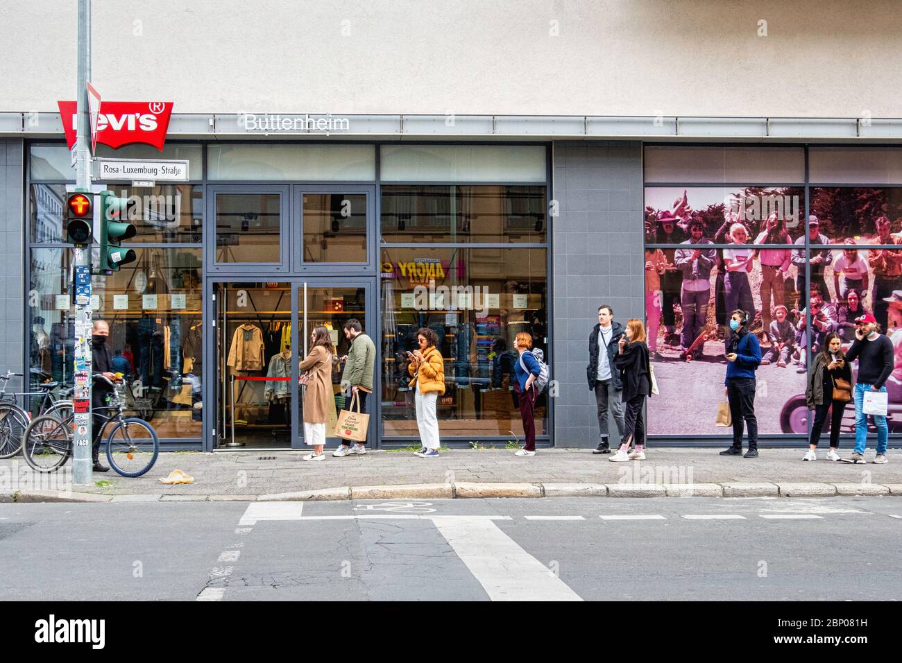 Præsident uberørt engagement Mitte, Berlin, Germany. People queue outside Levi's store maintaining a  social distance during the COVID-19 pandemic Stock Photo - Alamy
