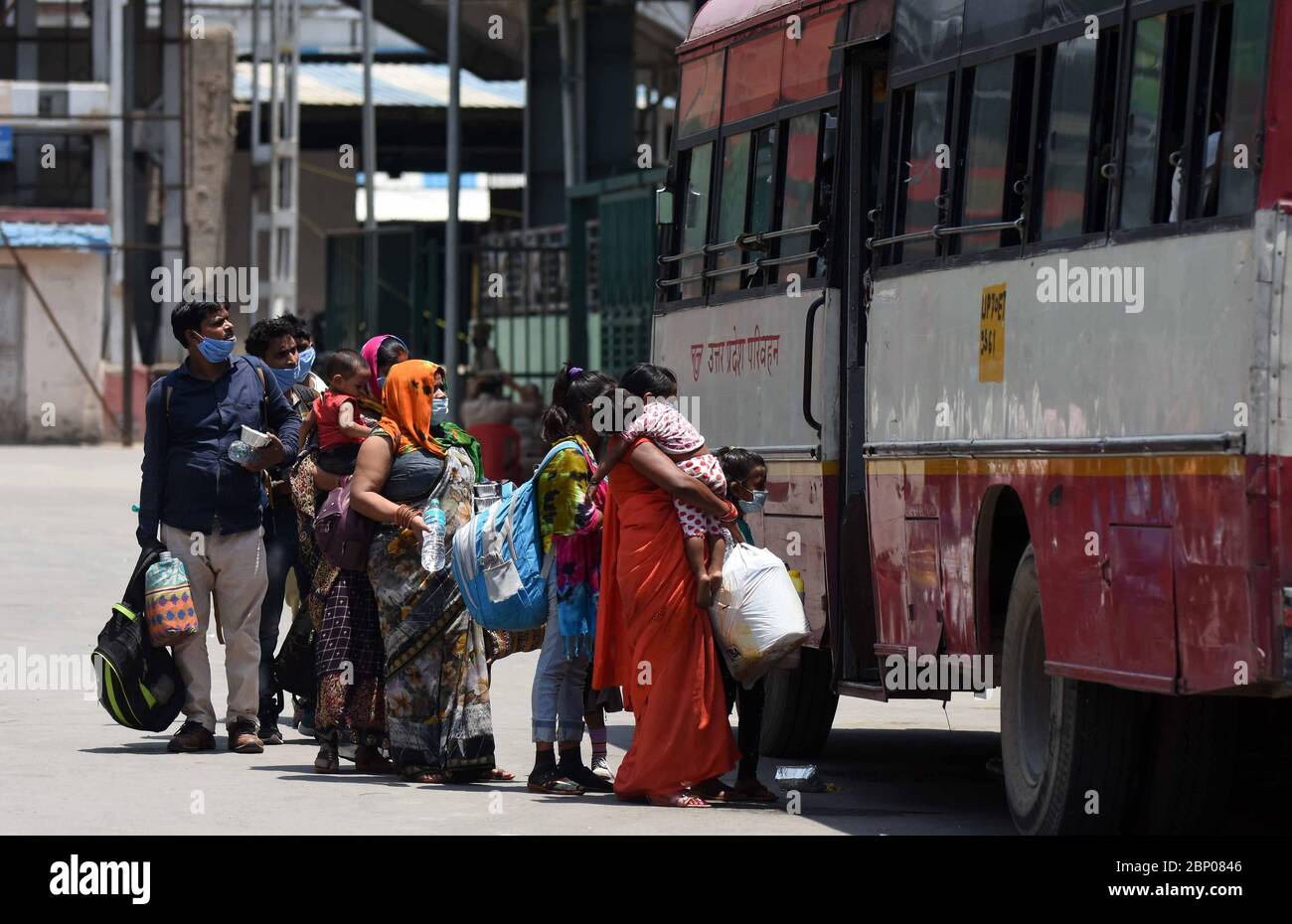 Prayagraj, Uttar Pradesh, India. 17th May, 2020. Prayagraj: Migrants from Surat, Gujrat board buses to arrive their native village after they arrived by a special train at Prayagraj Junction during a government-imposed nationwide lockdown as a preventive measure against coronavirus, in Prayagraj on May 17, 2020. Credit: Prabhat Kumar Verma/ZUMA Wire/Alamy Live News Stock Photo