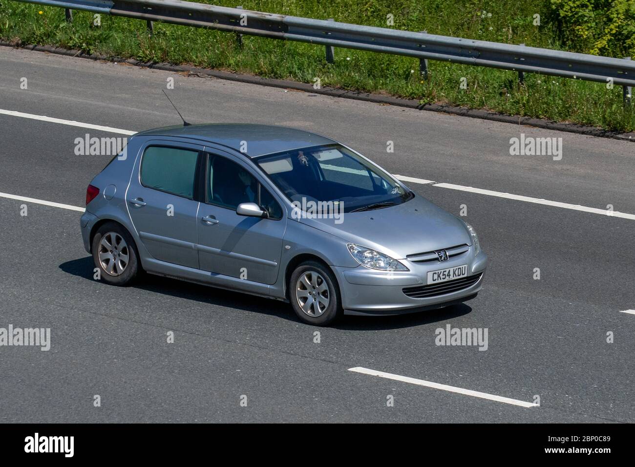 File:2004 Peugeot 307 SW S HDi 90 2.0 Front.jpg - Wikimedia Commons