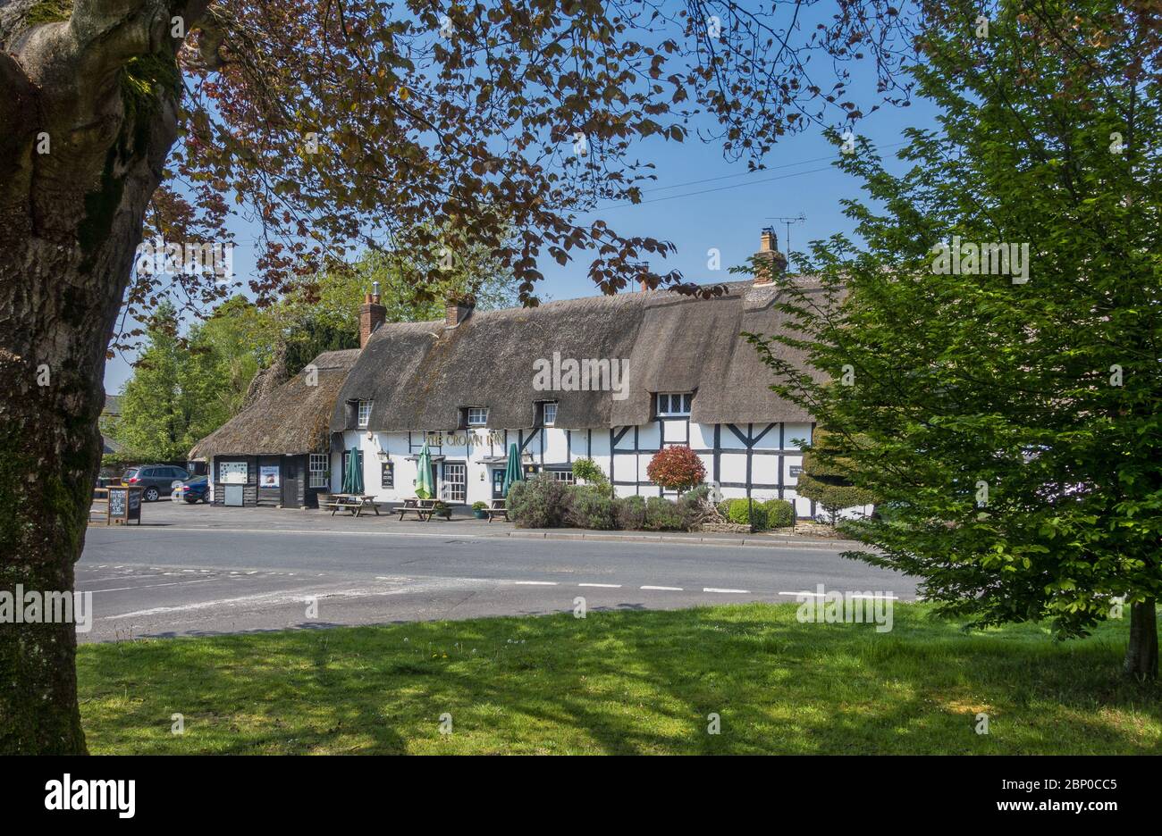 The Crown Inn country pub in the beautiful rural village of Kings Somborne near Stockbridge in Hampshire, England, UK Stock Photo