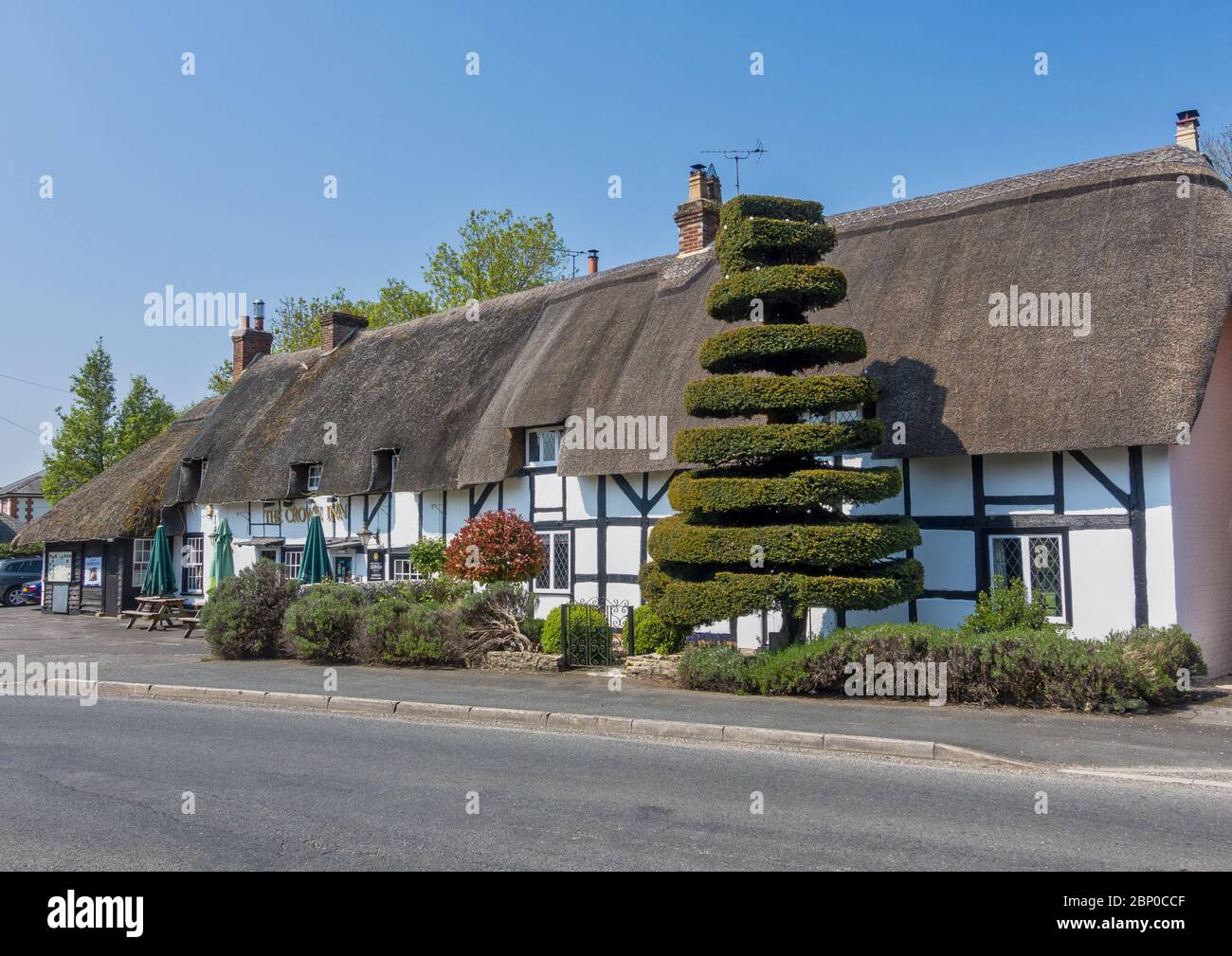 The Crown Inn country pub in the beautiful rural village of Kings Somborne near Stockbridge in Hampshire, England, UK Stock Photo