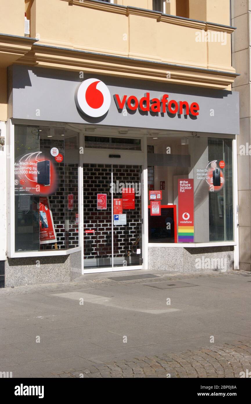 Eine Vodafone-Filiale in der Fußgängerzone Carl-Schurz-Straße in der Altstadt in Berlin-Spandau. Stock Photo