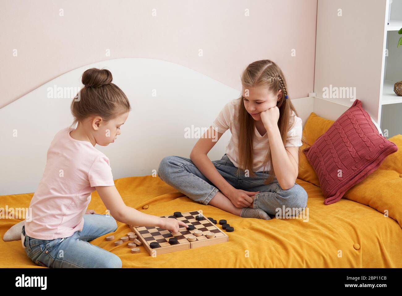 Играем с сестрой в карты на раздевание. Дети 2 сестры играют на раздевание. Две сестры лежа на полу играют в шашки. Во что можно поиграть с сестренкой. Брат с сестрой играли в игру на раздевание а потом потрахались.