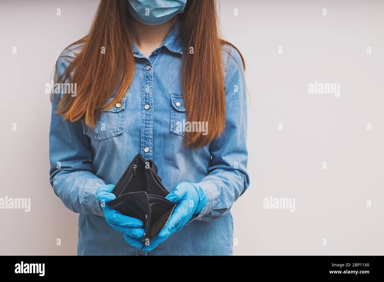 Hand holding empty wallet woman hi-res stock photography and images - Alamy