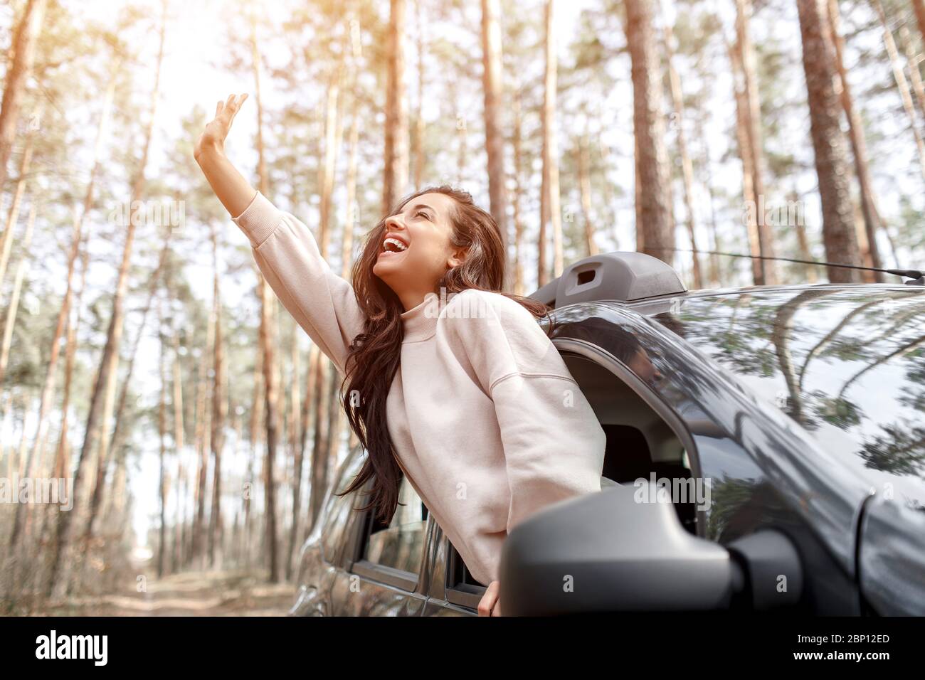 Девушка вылезла из окна машины фотосессия. Im enjoying. Im enjoying. Люди в кофейне. Обед с друзьями.