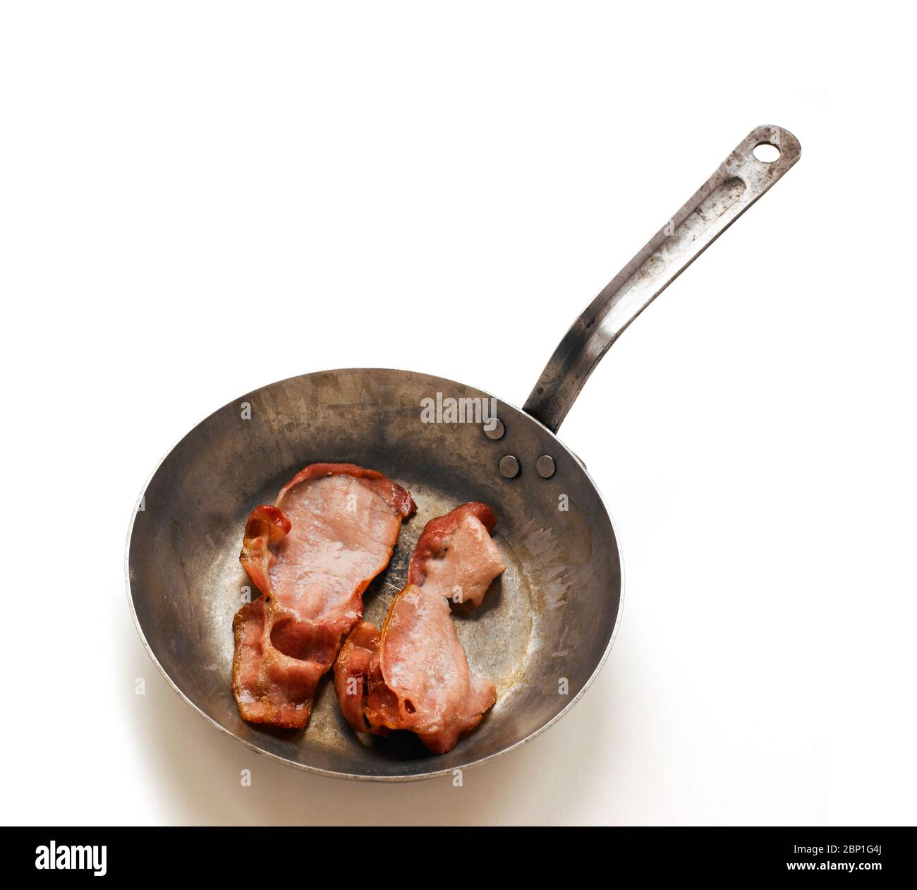 https://c8.alamy.com/comp/2BP1G4J/cast-iron-frying-pan-with-two-bacon-rashers-on-white-background-2BP1G4J.jpg